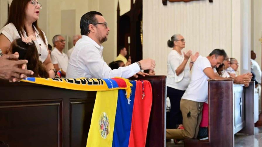 Venezolanos en República Dominicana asisten a misa por las elecciones de su país