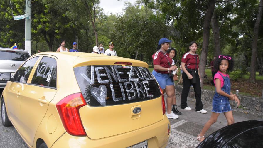 Con la esperanza de un cambio, venezolanos en RD esperan resultados de las elecciones