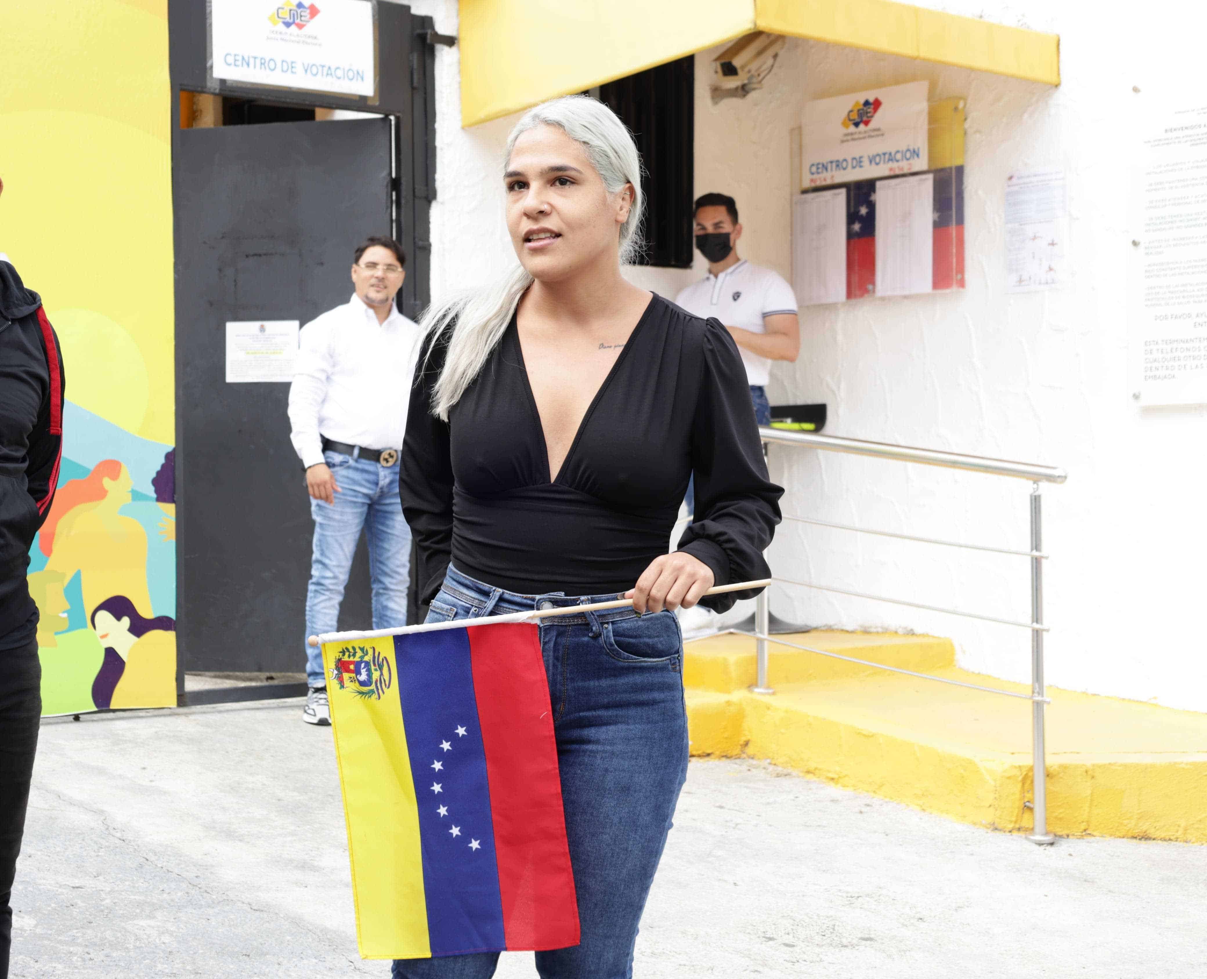 Una venezolana con su bandera en Santo Domingo.