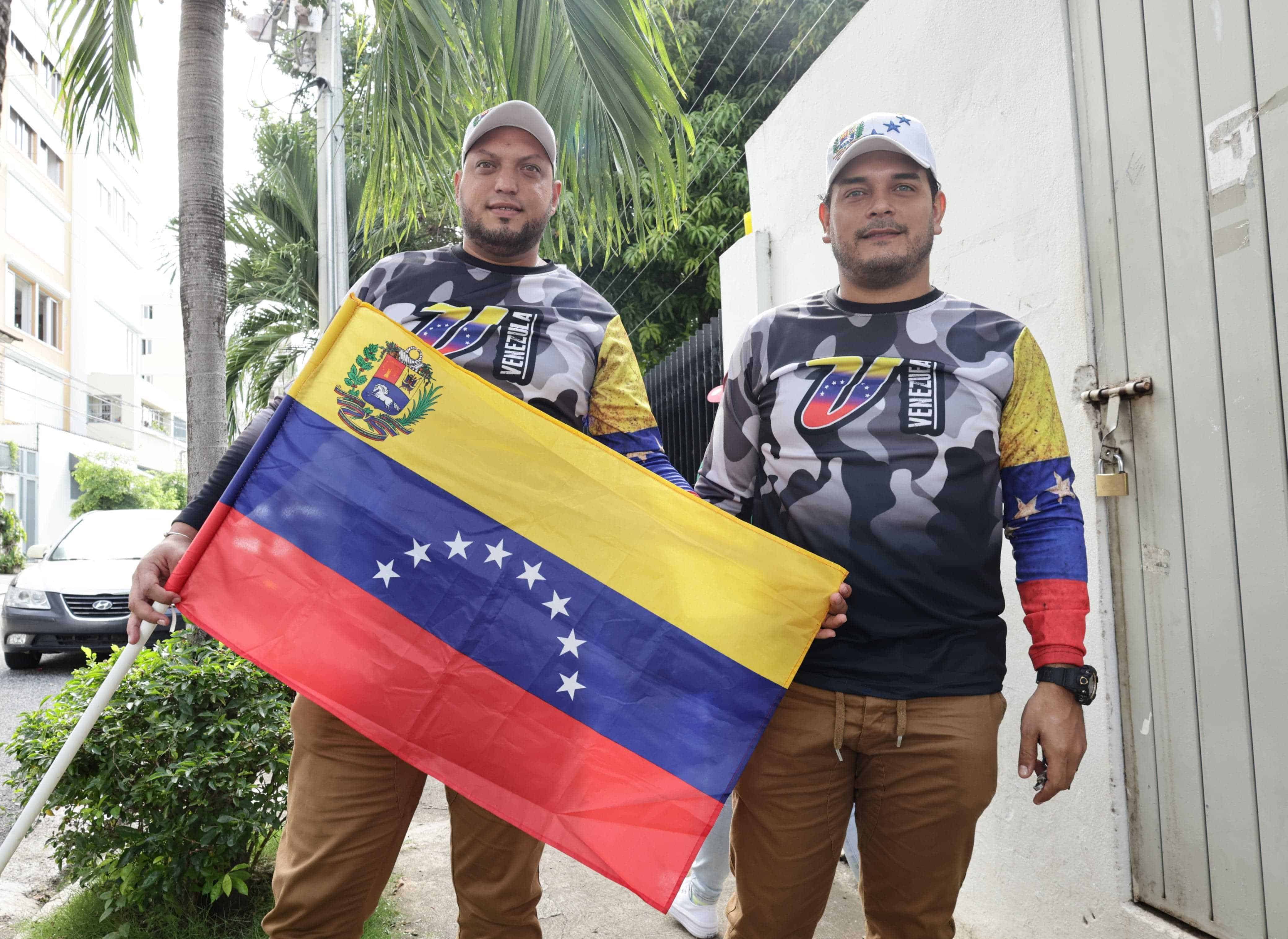 Venezolanos con su bandera en Santo Domingo.