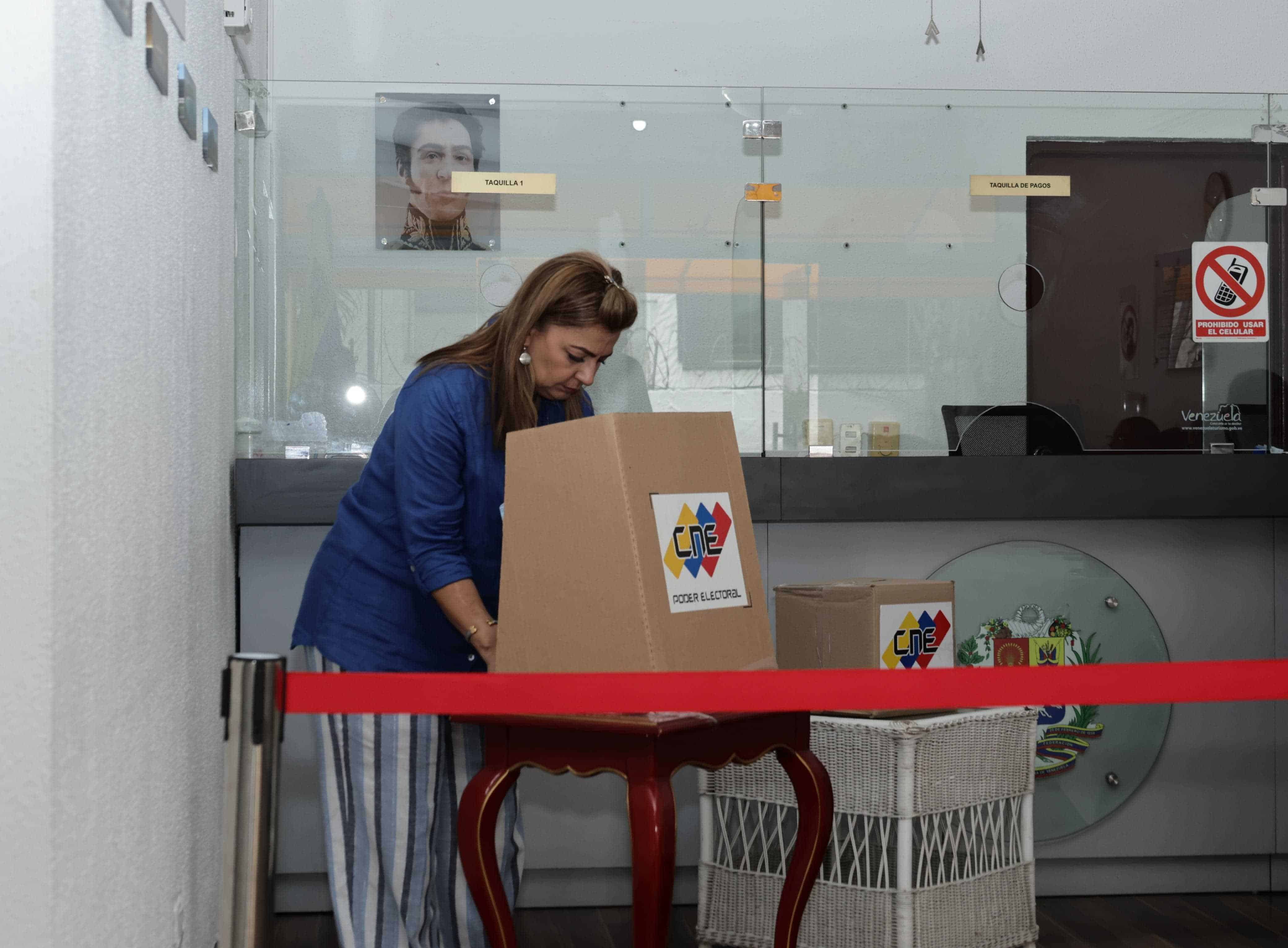 Una venezolana vota en Santo Domingo en las elecciones de Venezuela.