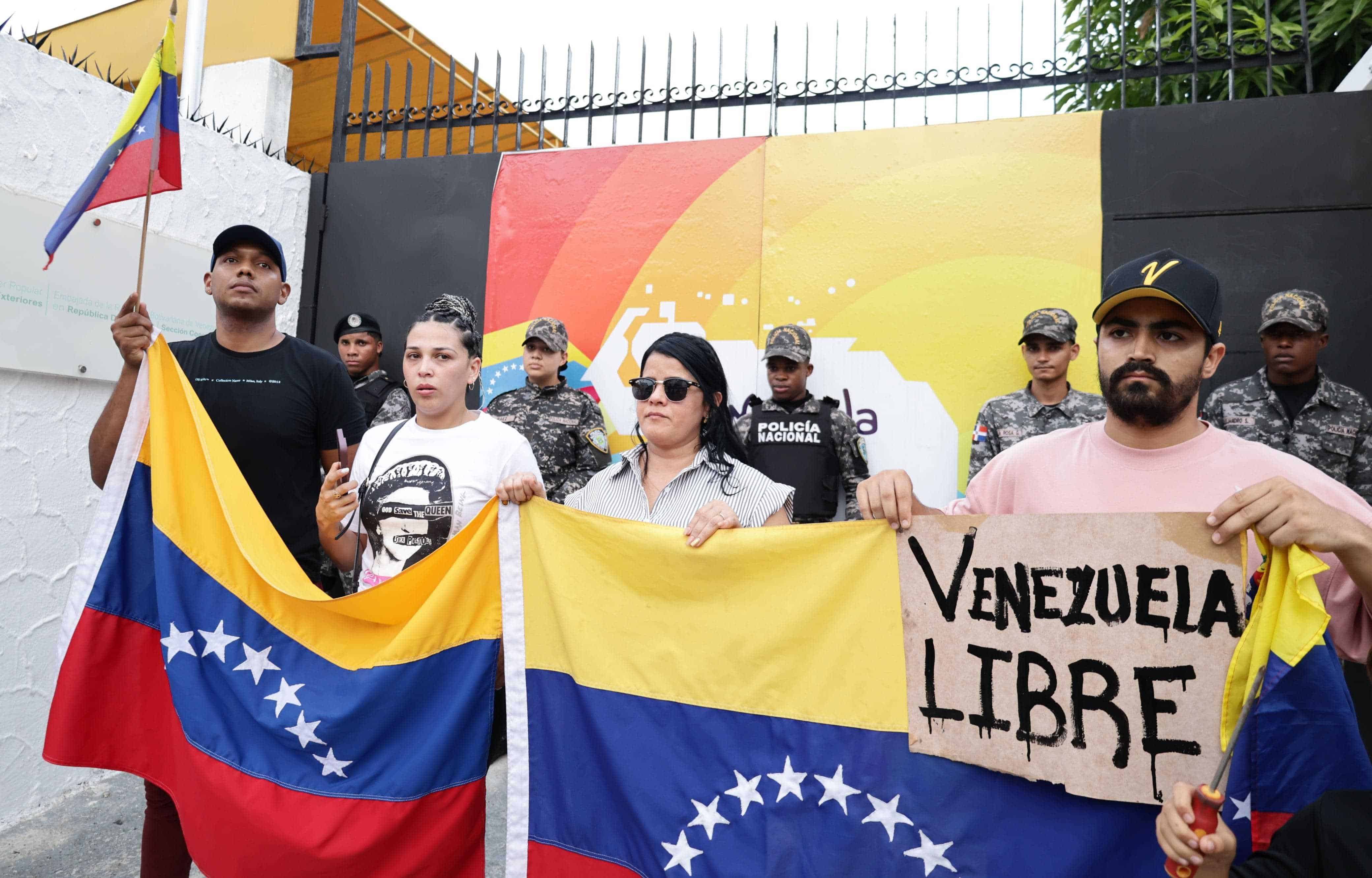 Con banderas, los venezolanos en RD se manifiestan y piden libertad.