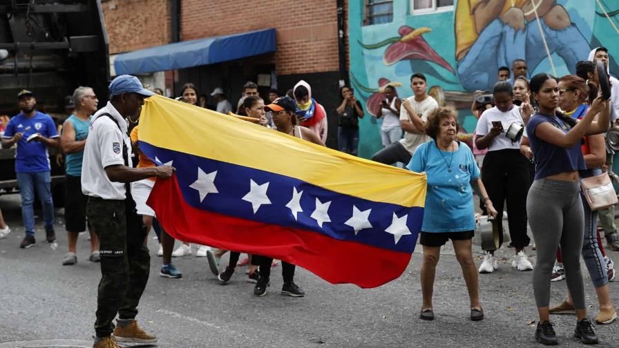 Policías pretenden tomar residencia de Embajada argentina en Caracas, denuncia opositor