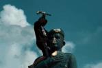Manifestantes derriban dos estatuas de Chávez tras reelección de Maduro en Venezuela