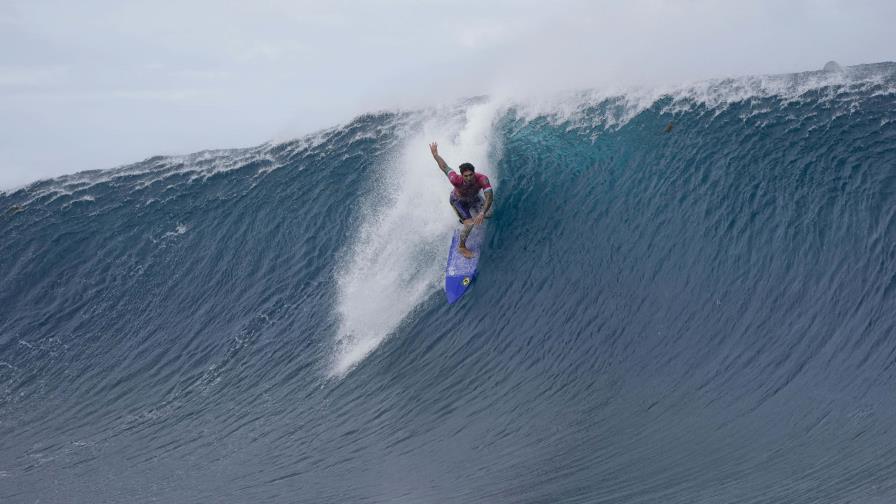 Tubos gigantes y oleaje constante en el tercer día de competición de surf masculino en Tahití