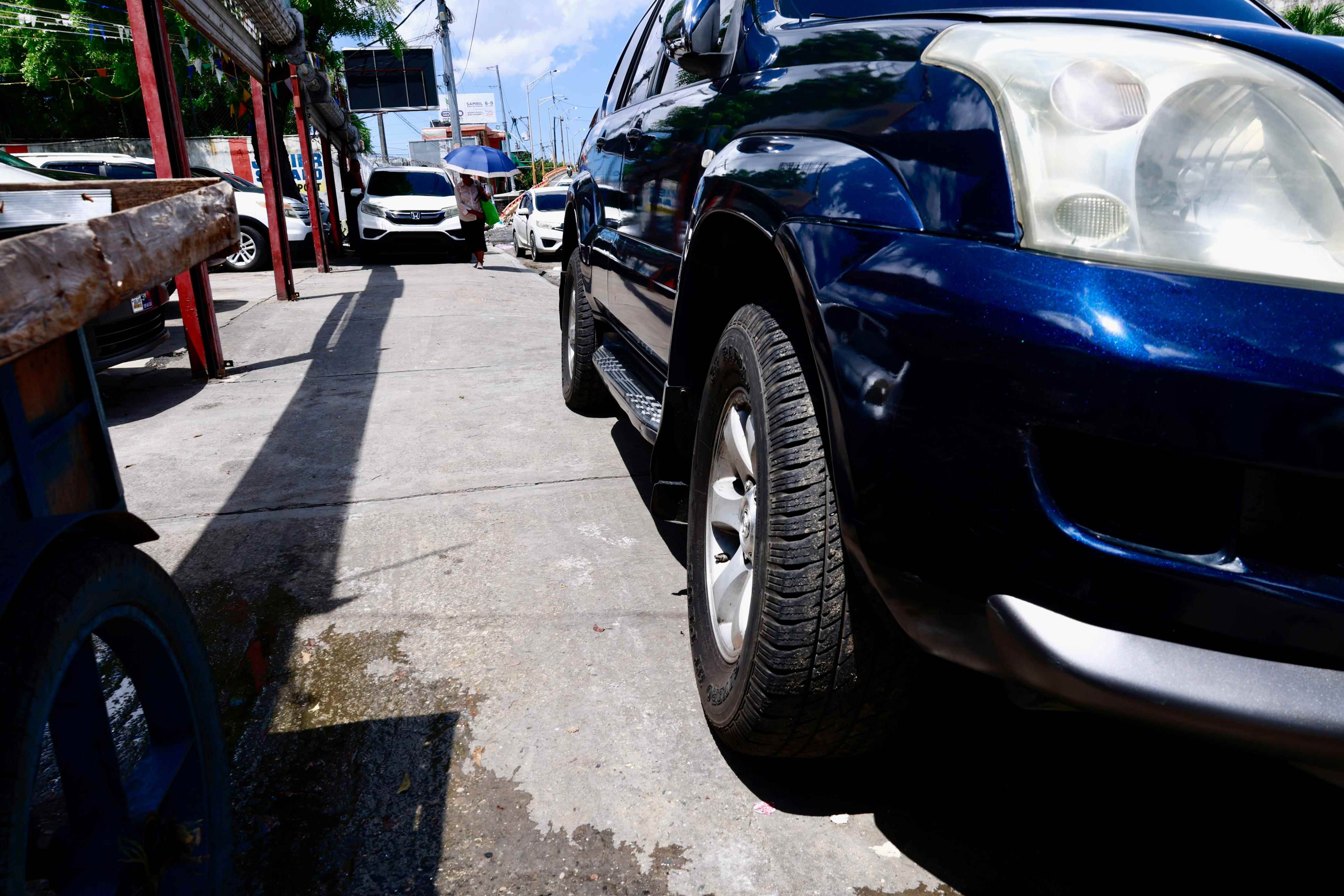 En la Avenida Expreso V Centenario también se observan vehículos estacionados en las aceras para exhibirlos al público.