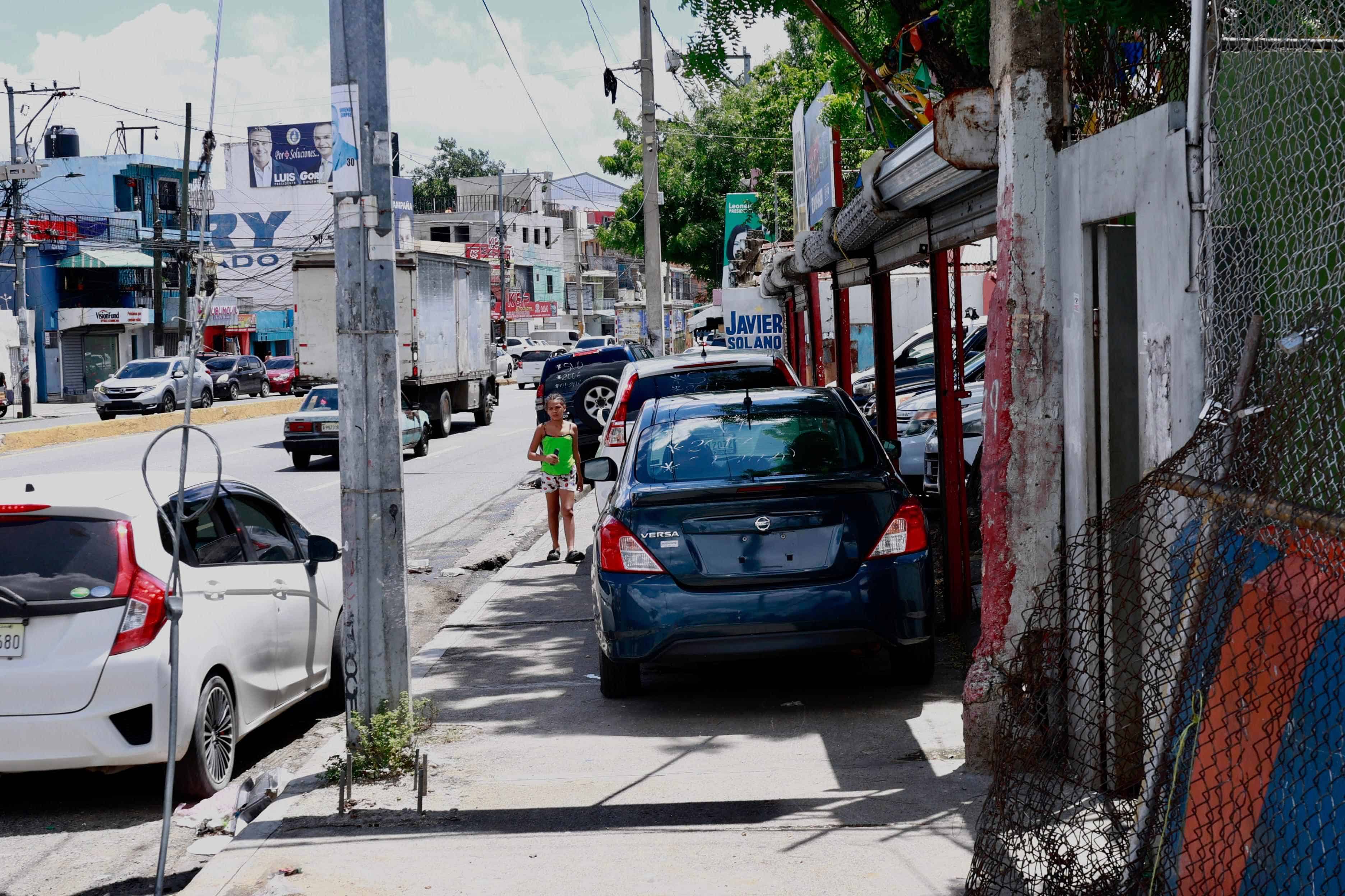 En la calle Josefa Brea los vehículos son estacionados en las aceras. Peatones se lanzan a la vía para poder cruzar.