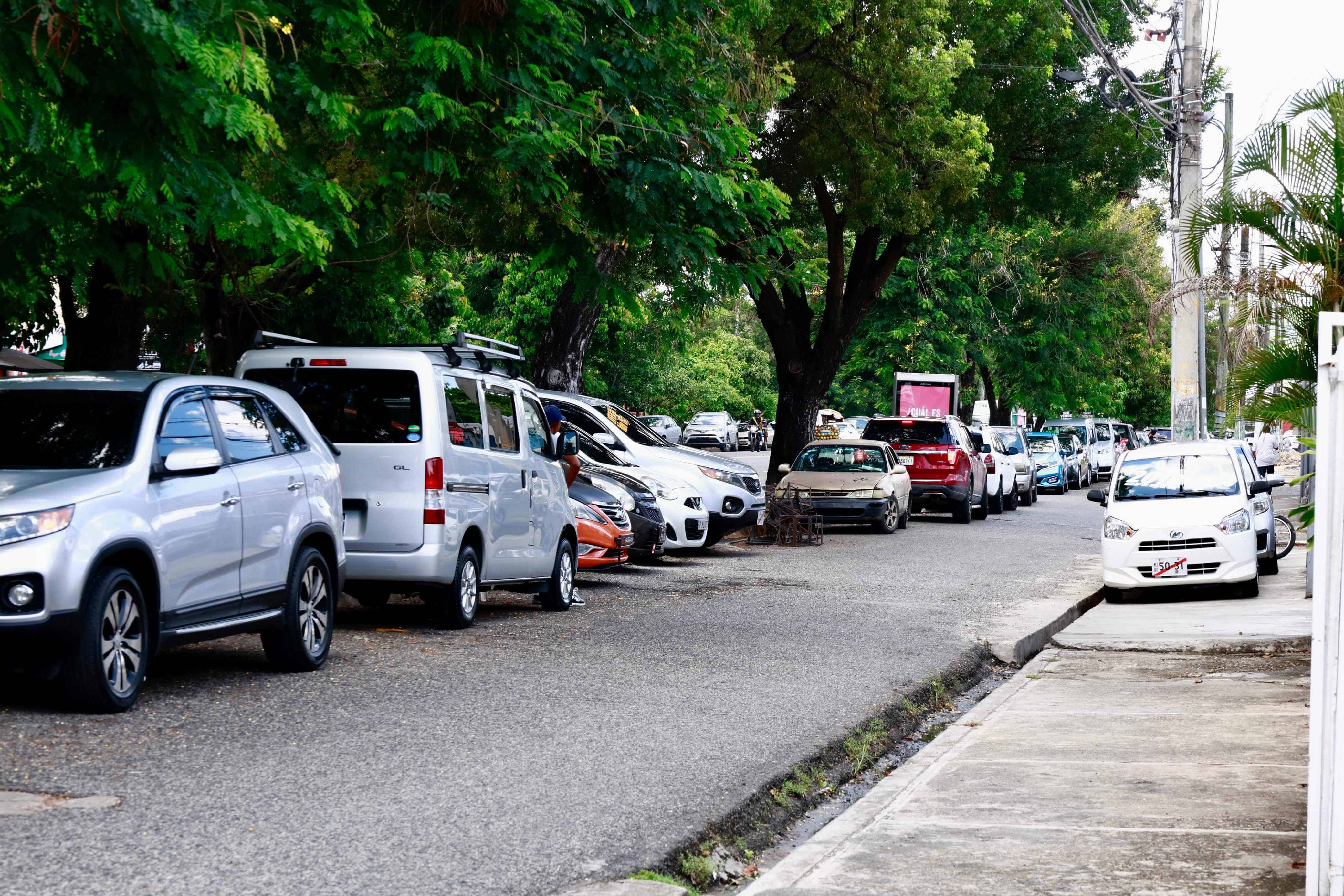 Dealers que están ubicados en la avenida Pedro Livio Cedeño ocupan las isletas y los carriles de la marginal.