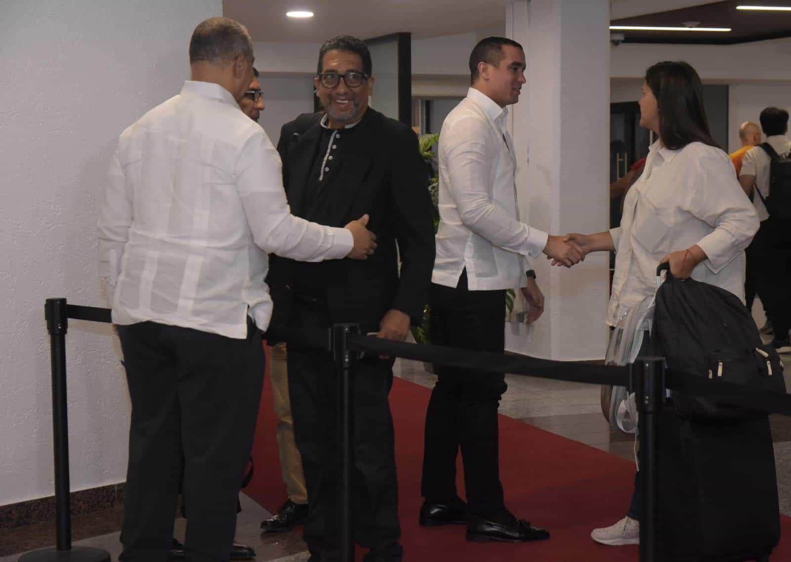 La delegación saluda a viceministros que los recibieron en el Aeropuerto de las Américas.