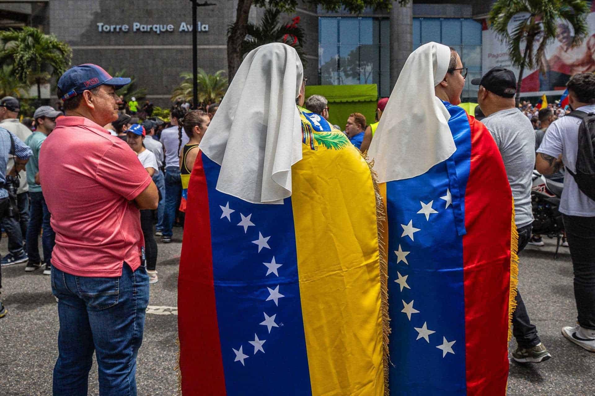 Dos monjas usan banderas de Venezuela durante una manifestación de apoyo al candidato a la presidencia de Venezuela Edmundo González Urrutia este martes, en Caracas (Venezuela). 