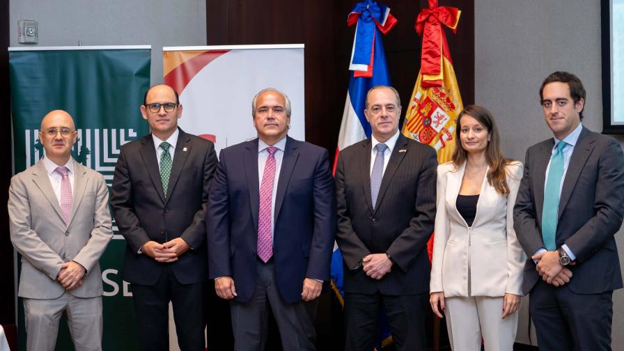 Cámara de Comercio de España ofreció la conferencia “Horizontes financieros y Reforma Fiscal” Cámara de Comercio de España ofreció la conferencia “Horizontes financieros y Reforma Fiscal”