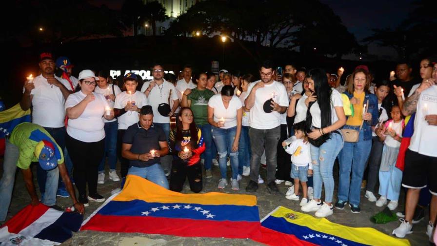 Venezolanos realizan vigilia en el Monumento de la Restauración de Santiago