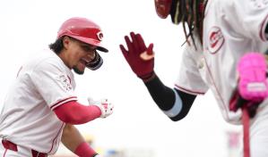 Santiago Espinal pega cuadrangular y llega a 10 juegos seguidos con hit en triunfo de Rojos