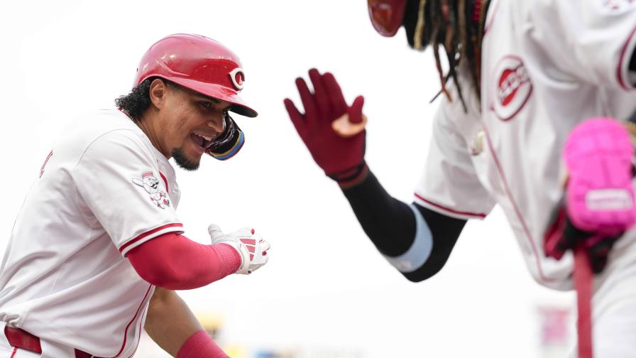 Santiago Espinal pega cuadrangular y llega a 10 juegos seguidos con hit en triunfo de Rojos