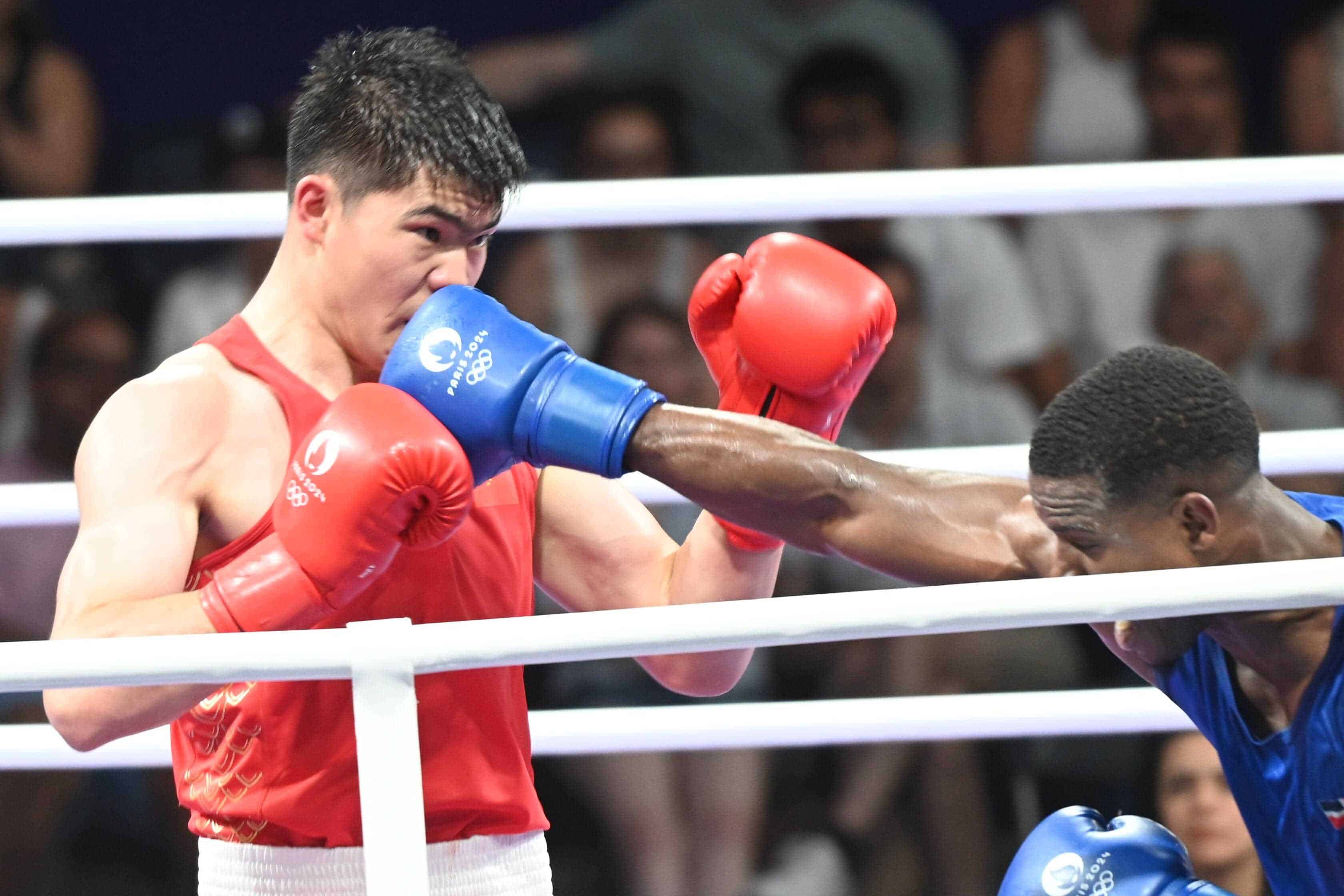 Cristian Pinales conecta a Tanglatihan Tuohetaerbieke  (China) en su combate de octavos de final este martes 30 de julio de 2024 en el North Paris Arena.