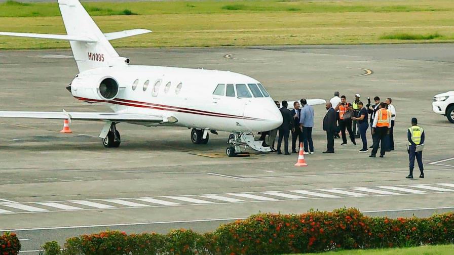 Leonel Fernández llega desde Venezuela en vuelo privado que aterrizó en El Higüero