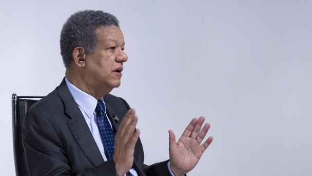 Leonel Fernández llega al país tras elecciones en Venezuela