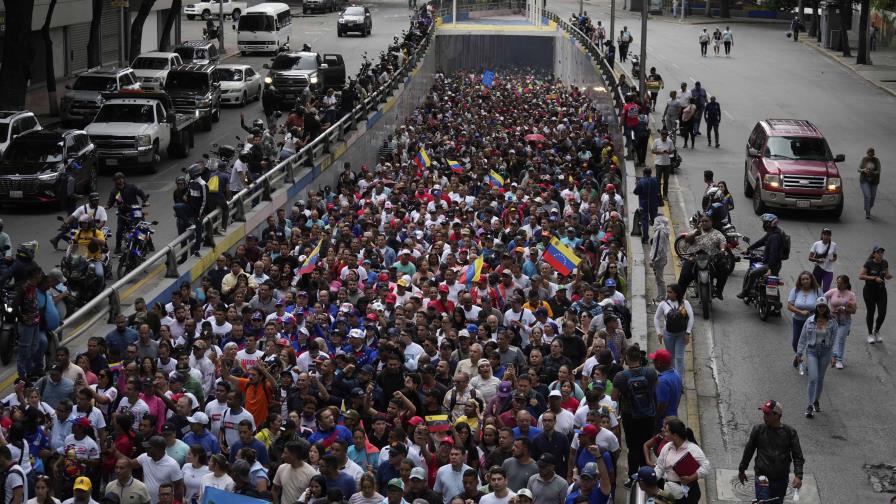 Miles de opositores salen a las calles para pedir recuento de votos en Venezuela