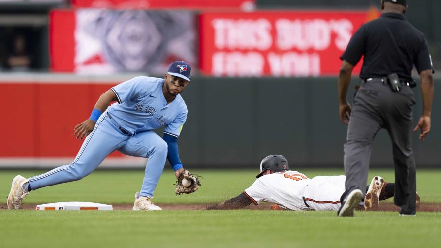 Orioles se aprovechan de unos diezmados Azulejos con triunfo 6-2