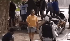 Una mujer intenta agredir con un machete a policías y bomberos en San Pedro de Macorís