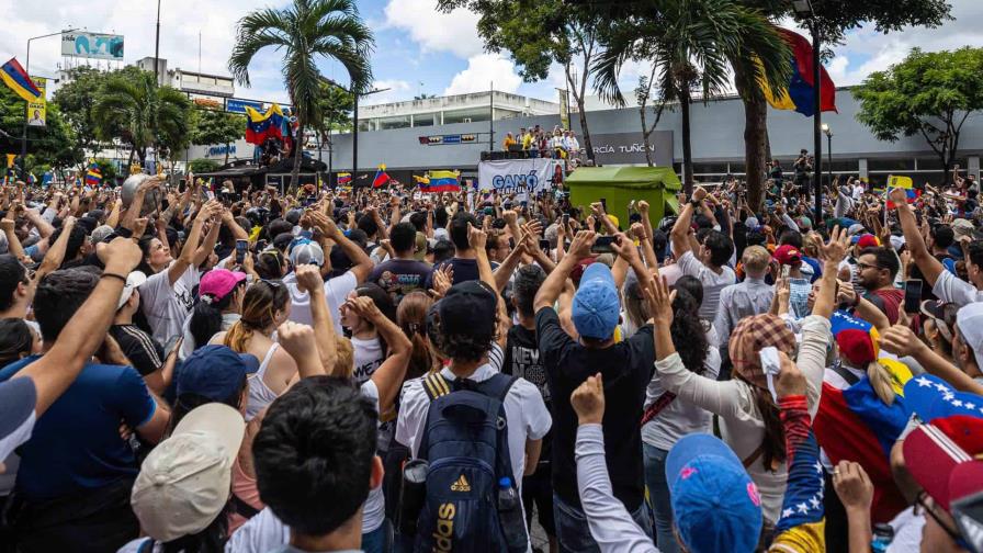 Miles de venezolanos se manifiestan en segundo día por lo que consideran fraude electoral