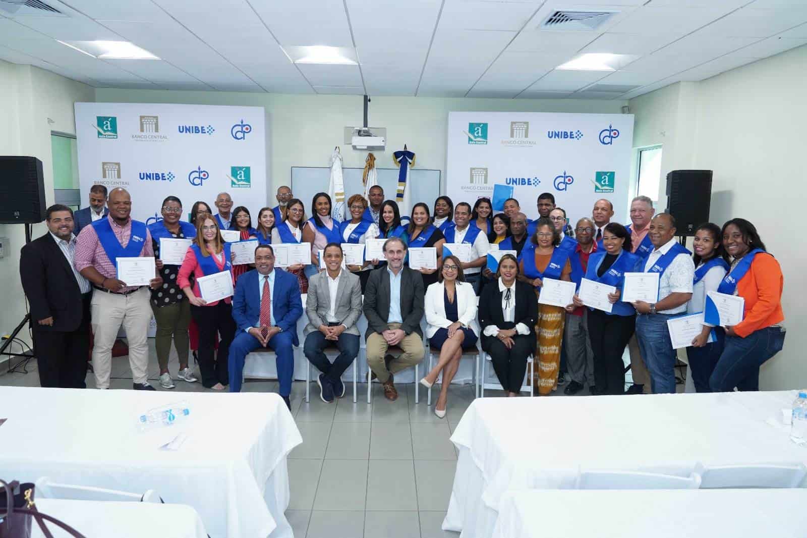 Parte de los participantes en el diplomado del Banco Central en Baní.