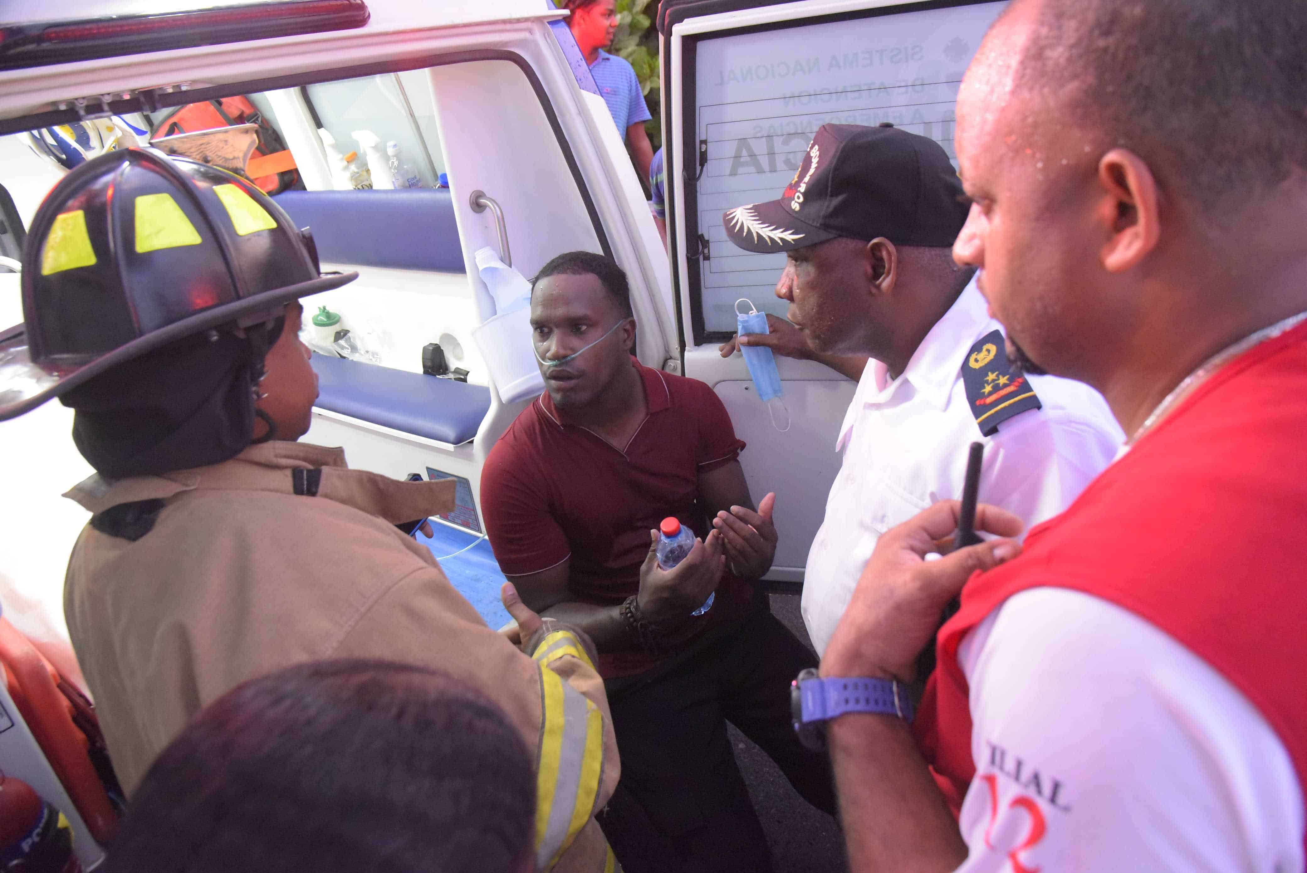 Uno de los bomberos es evacuado a un centro de salud por sofocación al intenso humo del incendio ocasionado mayormente por elementos de plásticos como chancletas y artículos del hogar