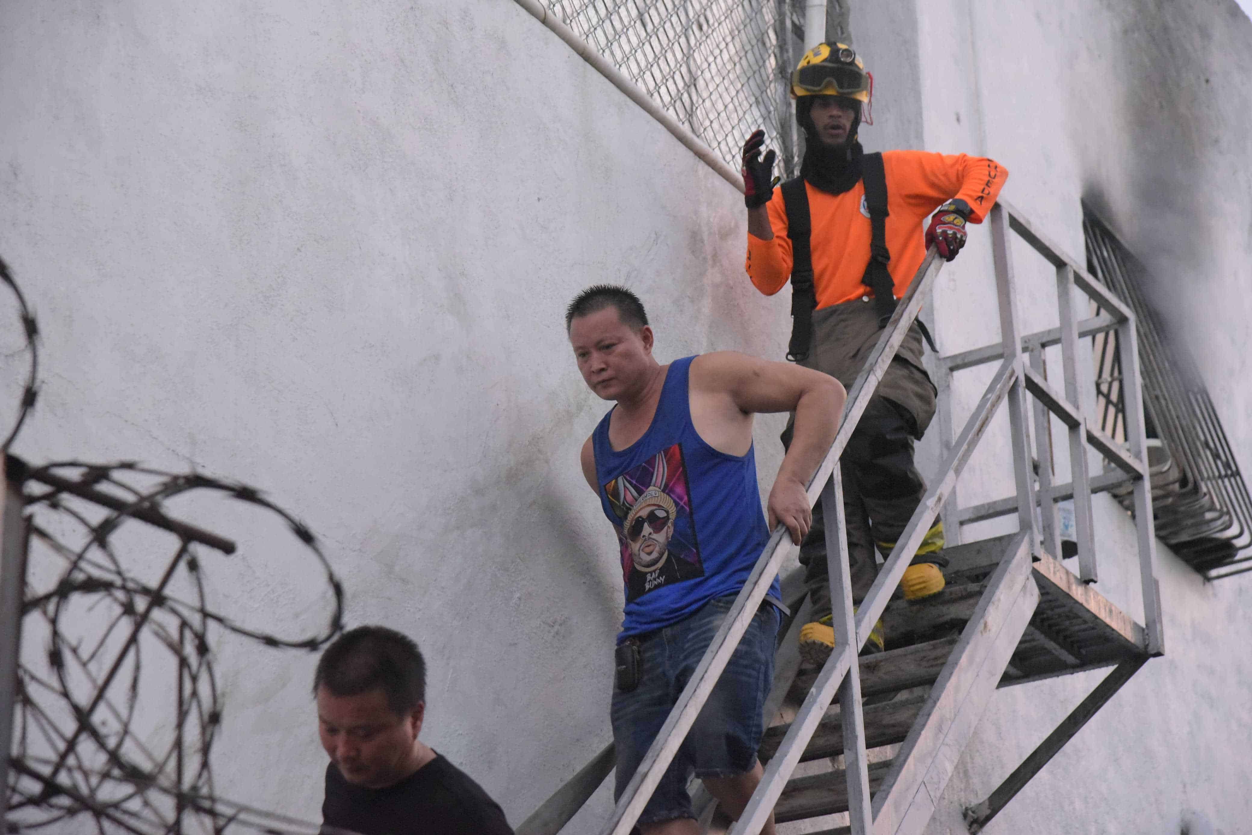 Algunos de los ciudadanos chinos propietarios del local son evacuados.