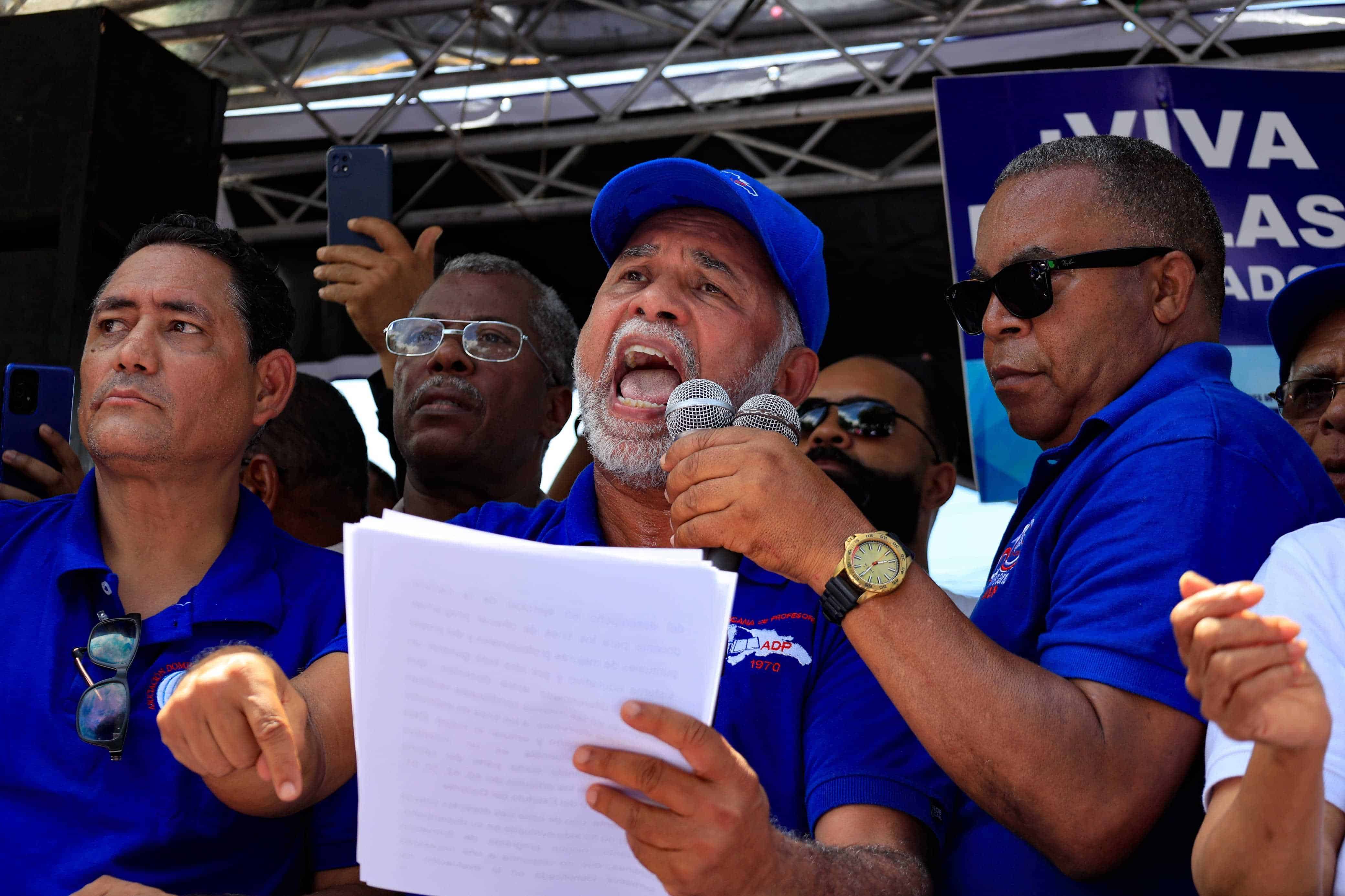 El presidente de la ADP, Eduardo Hidalgo, durante la manifestación frente al Minerd. 