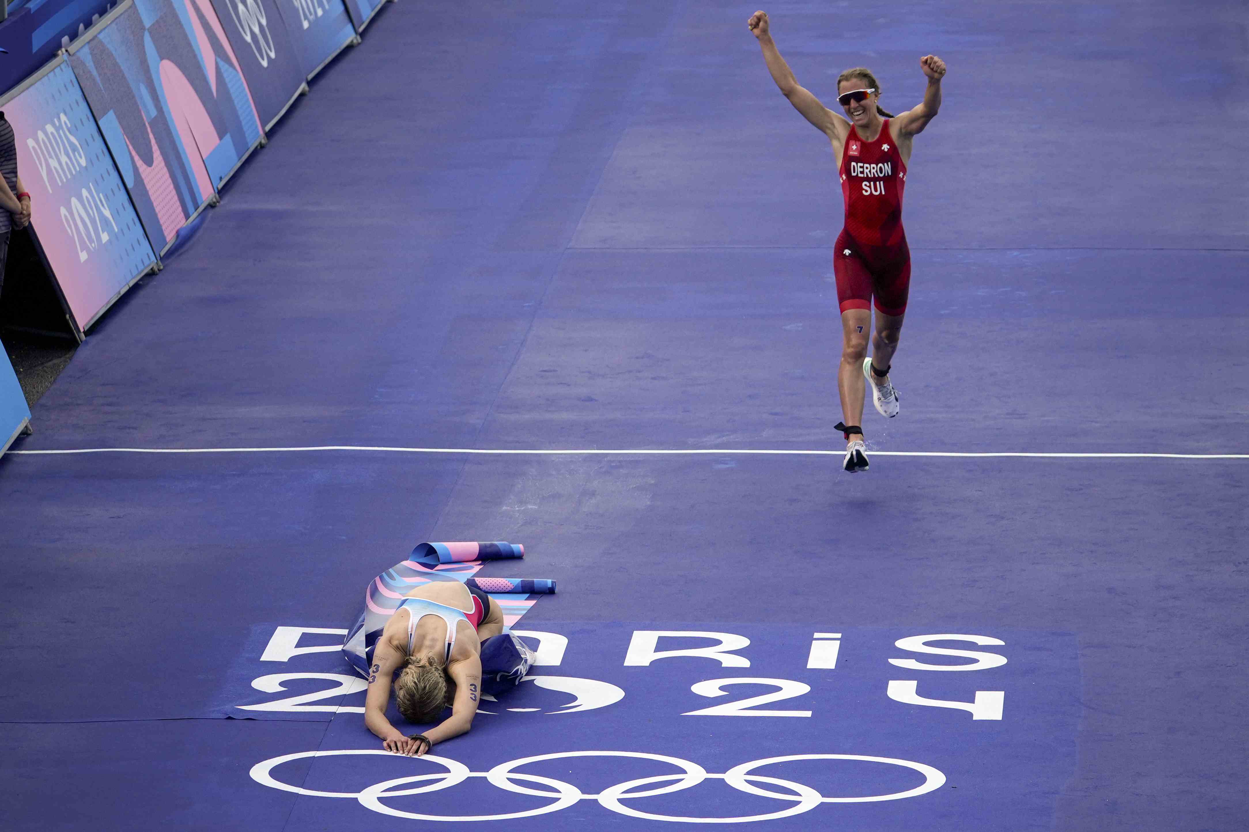 Julie Derron, de Suiza, a la derecha, celebra haber ganado la medalla de plata mientras que Cassandre Beaugrand, de Francia, a la izquierda, celebra después de ganar la medalla de oro al final de la competencia individual de triatlón femenino en los Juegos Olímpicos de Verano de 2024, el miércoles 31 de julio de 2024, en París, Francia. 