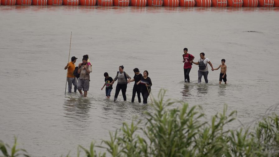 Barrera flotante de Texas en el río Bravo puede quedarse por ahora, falla corte de apelaciones