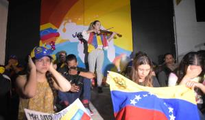 Venezolanos se manifiestan por cuarto día frente al consulado en Santo Domingo