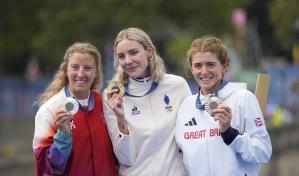Francesa Beaugrand gana triatlón femenino tras temor por calidad del agua en el Sena