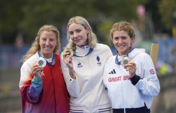Francesa Beaugrand gana triatlón femenino tras temor por calidad del agua en el Sena