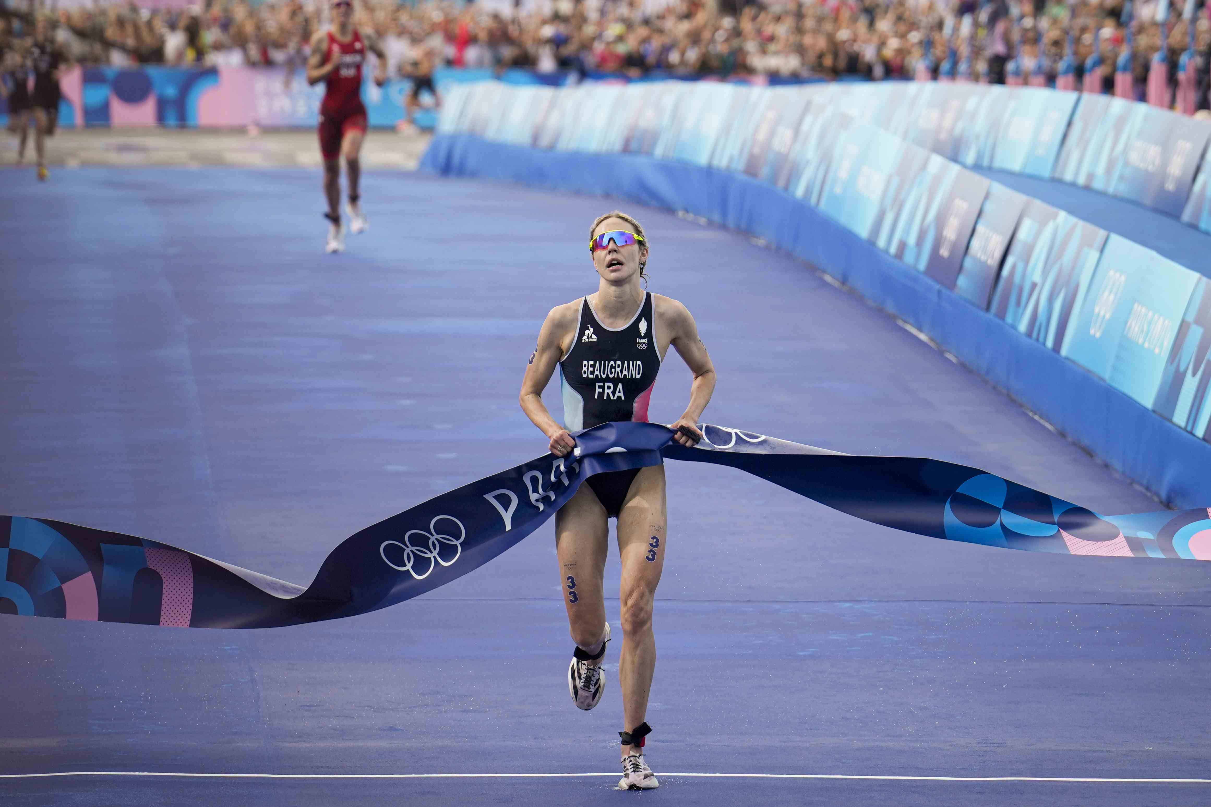 La francesa Cassandre Beaugrand cruza la meta al ganar el triatlón femenino de los Juegos Olímpicos de París, el miércoles 31 de julio de 2024. <br><br>