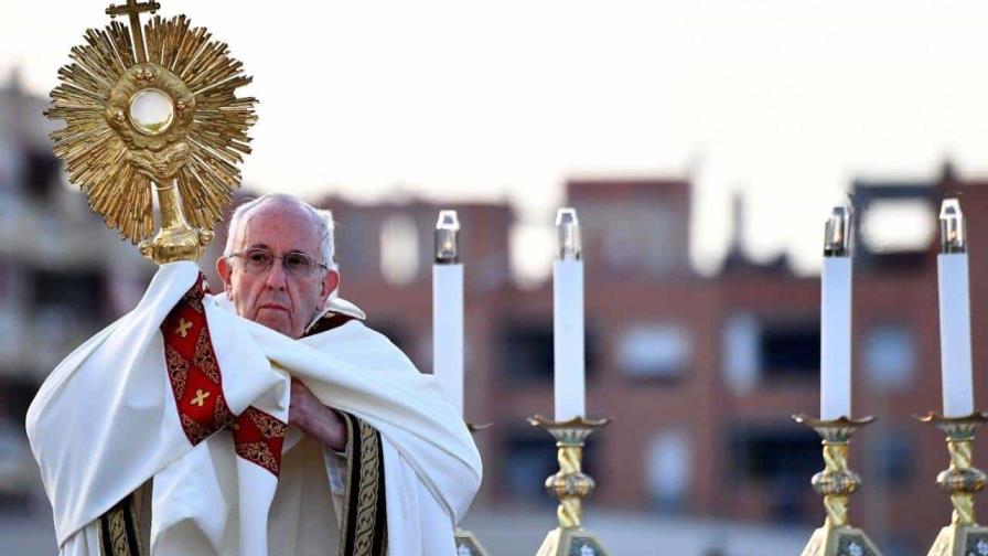 El papa hace una visita sorpresa a un parque de atracciones de la zona marítima de Ostia