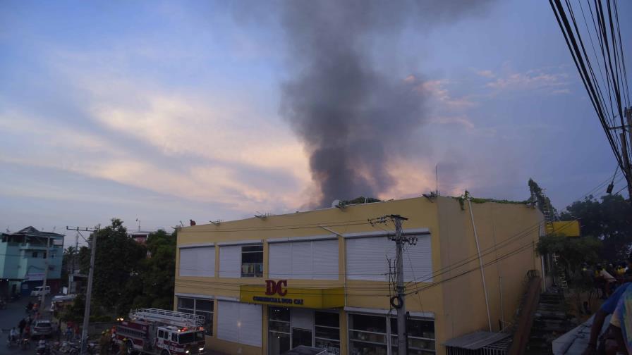 Incendio afecta tienda china en Haina