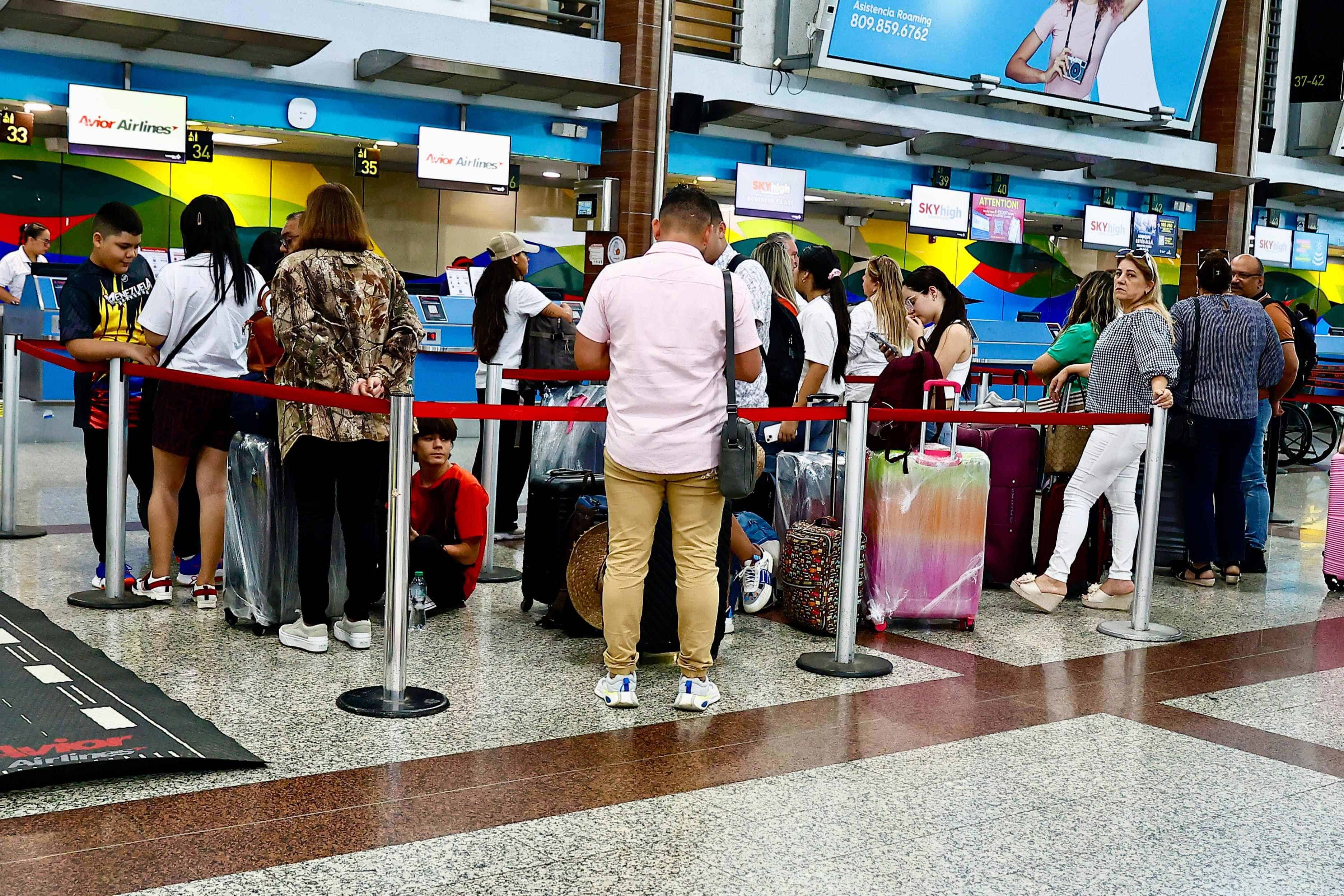 Cientos de venezolanos esperan sus vuelos para regresar a su país.