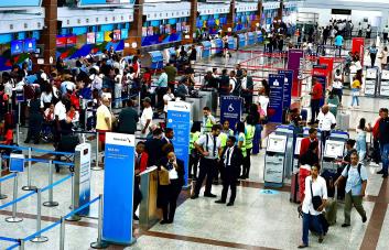 Cientos de venezolanos intentan salir o volver a su país antes del cierre aéreo con RD