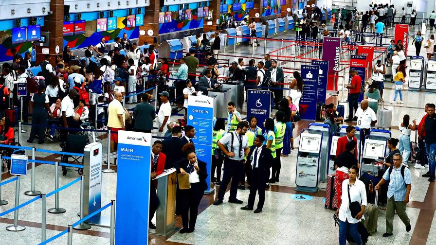 Cientos de venezolanos intentan salir o volver a su país antes del cierre aéreo con RD