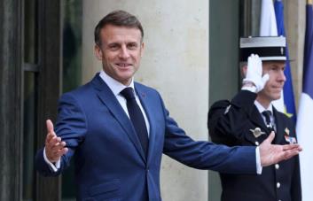 Macron, criticado por tomar decisiones importantes durante la tregua de los Juegos Olímpicos