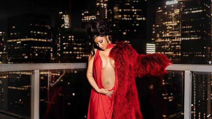 En medio de proceso de divorcio, Cardi B anuncia su tercer embarazo