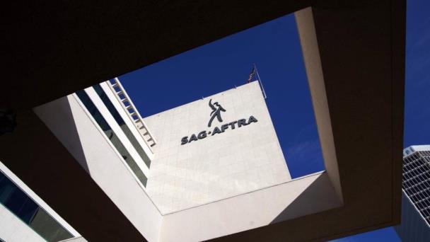 Artistas de videojuegos de Hollywood en huelga protestan por protecciones de la IA
