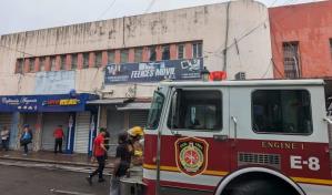 Incendio consume locales del mercado modelo de Santiago