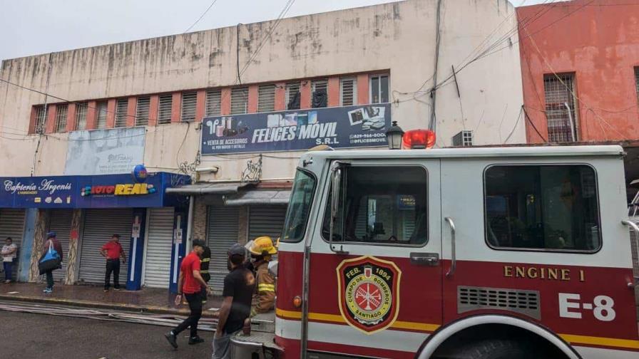 Incendio consume locales del mercado modelo de Santiago