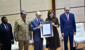 Entregan a Frank Moya Pons reconocimiento como Investigador de la Nación