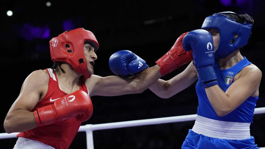 La primera rival de polémica boxeadora argelina se retira en 46 segundos; recibe respaldo de su país