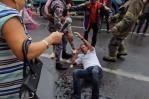 Policía abusador y machista agrede a periodistas en Santiago en medio de incendio Policía abusador y machista agrede a periodistas en Santiago en medio de incendio