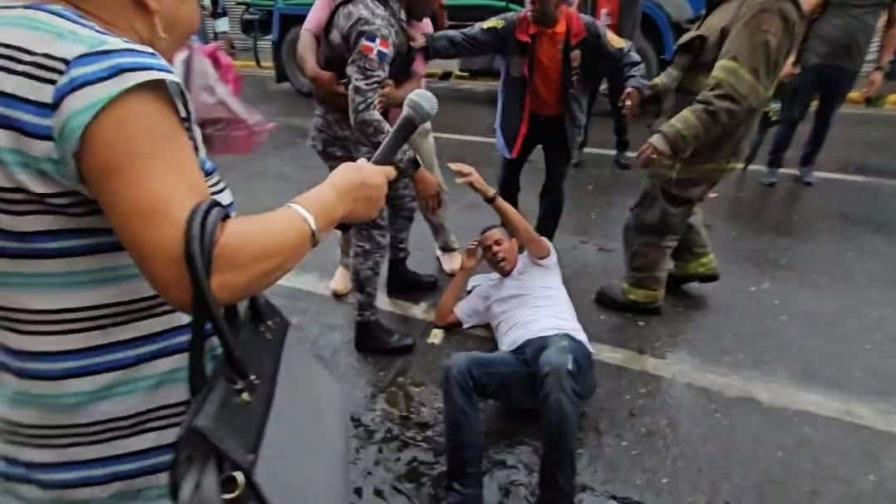 Policía abusador y machista agrede a periodistas en Santiago en medio de incendio