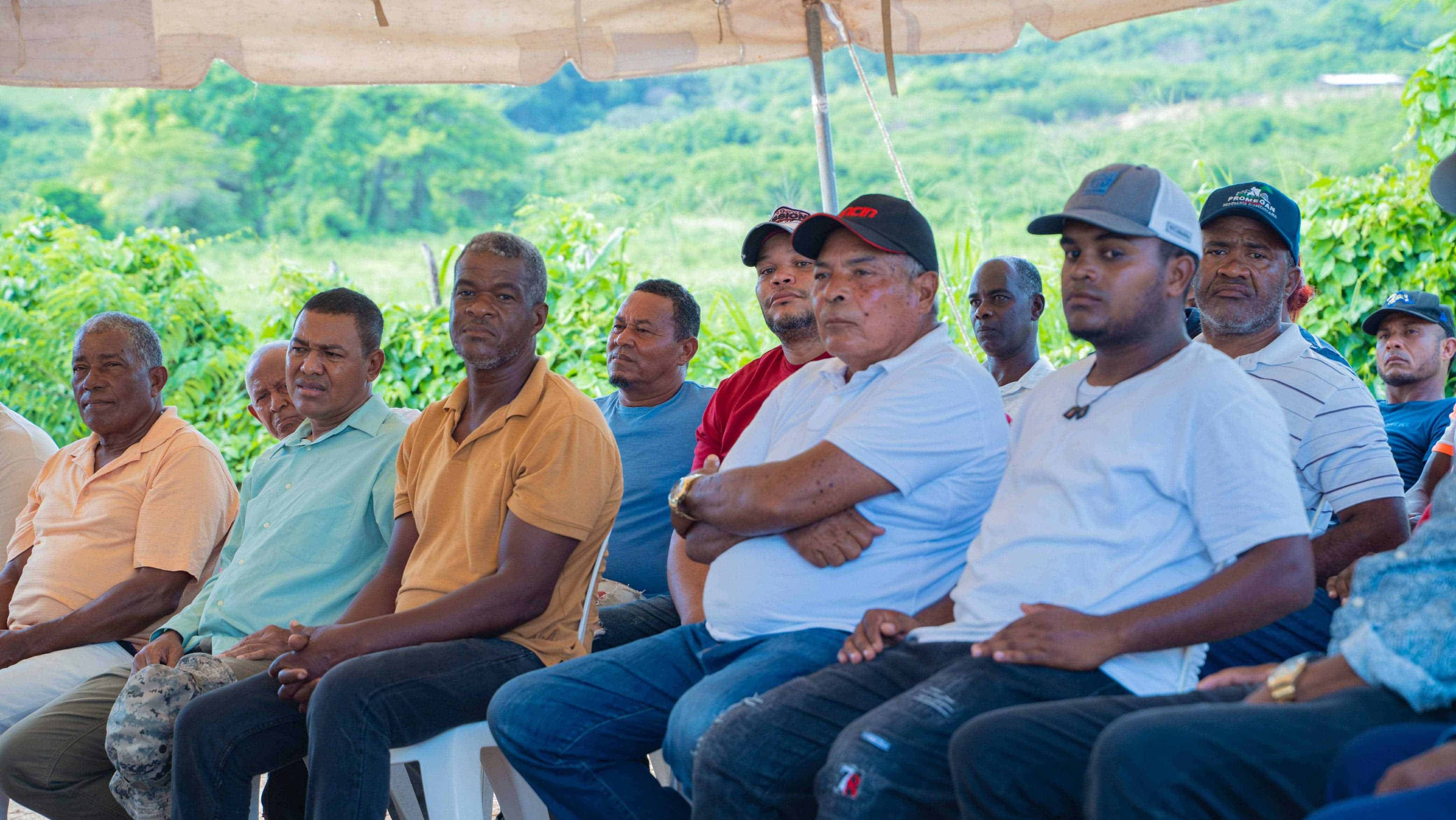 El programa Ganadería Verde del FEDA también ha beneficiado a los ganaderos de Enriquillo, ofreciendo capacitación en prácticas ganaderas sustentables y donaciones de alambres de púas y otros implementos.